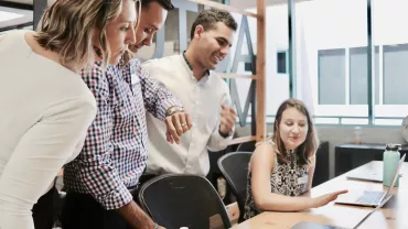 Equipe em reunião de trabalho em escritório moderno.