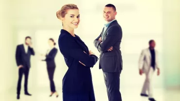 Mulher e homem de negócios sorrindo em escritório.