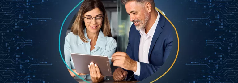 Uma mulher com roupa formal segura um tablet, enquanto um homem de fato e camisa usa uma caneta stylus para assinar um documento no ecrã do tablet.